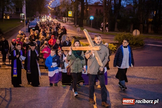 Zdjęcie w galerii na portalu naszraciborz.pl: Droga krzyżowa ulicami Raciborza wiadomości z regionu