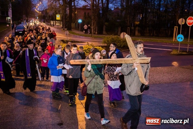 Zdjęcie w galerii na portalu naszraciborz.pl: Droga krzyżowa ulicami Raciborza wiadomości z regionu