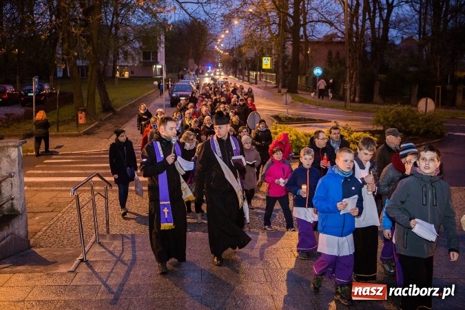 Zdjęcie w galerii na portalu naszraciborz.pl: Droga krzyżowa ulicami Raciborza wiadomości z regionu
