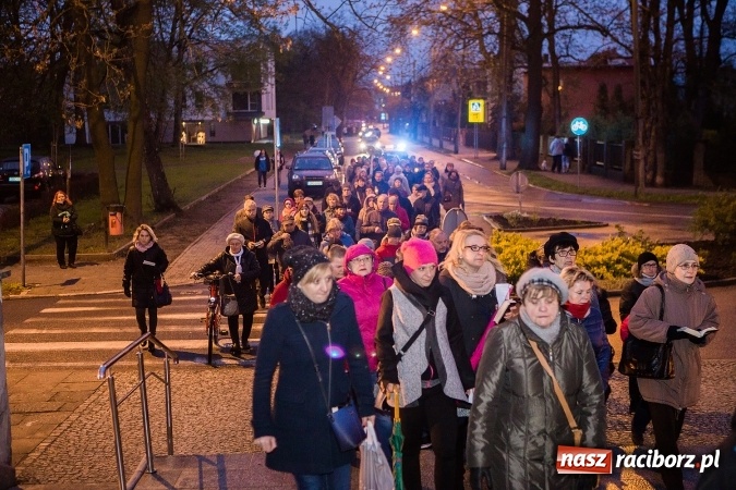 Zdjęcie w galerii na portalu naszraciborz.pl: Droga krzyżowa ulicami Raciborza wiadomości z regionu