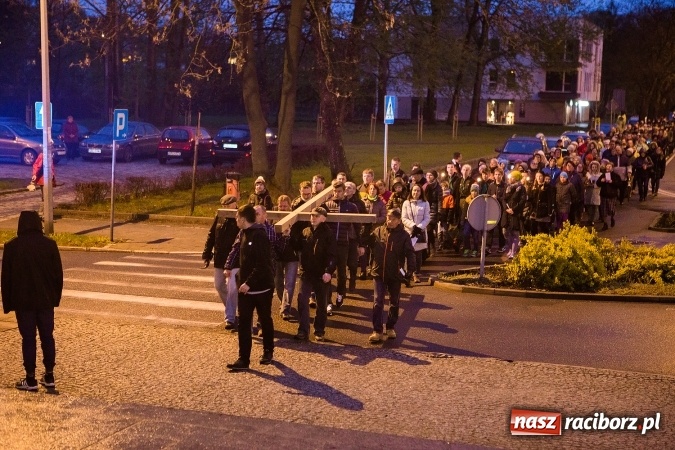 Zdjęcie w galerii na portalu naszraciborz.pl: Droga krzyżowa ulicami Raciborza wiadomości z regionu