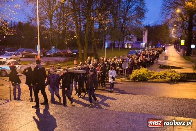 Zdjęcie w galerii na portalu naszraciborz.pl: Droga krzyżowa ulicami Raciborza wiadomości z regionu
