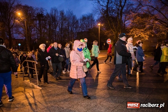 Zdjęcie w galerii na portalu naszraciborz.pl: Droga krzyżowa ulicami Raciborza wiadomości z regionu