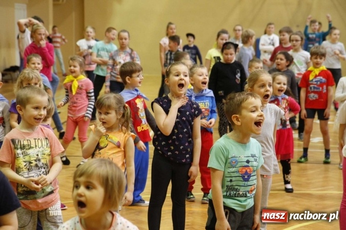 Zdjęcie w galerii na portalu naszraciborz.pl: Światowy Dzień Zdrowia w ZSOMS - fruwające hormony szczęścia wiadomości z regionu