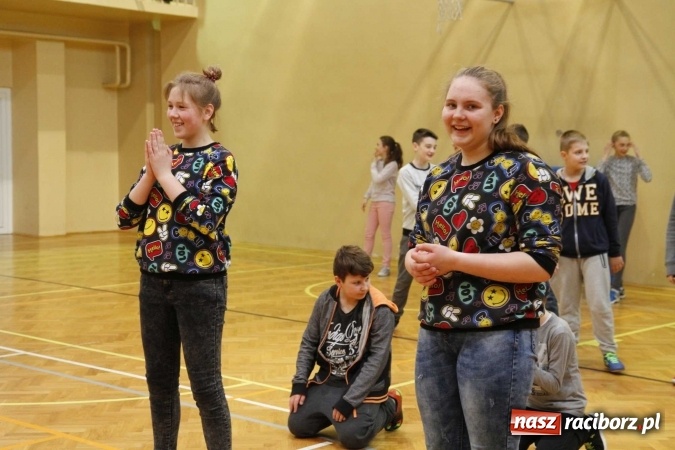 Zdjęcie w galerii na portalu naszraciborz.pl: Światowy Dzień Zdrowia w ZSOMS - fruwające hormony szczęścia wiadomości z regionu