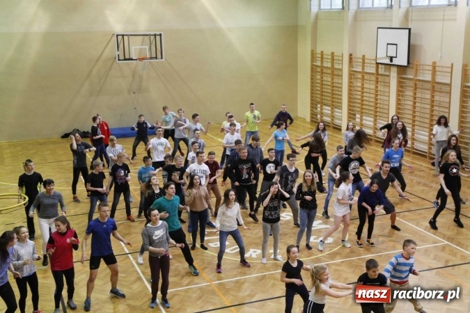 Zdjęcie w galerii na portalu naszraciborz.pl: Światowy Dzień Zdrowia w ZSOMS - fruwające hormony szczęścia wiadomości z regionu