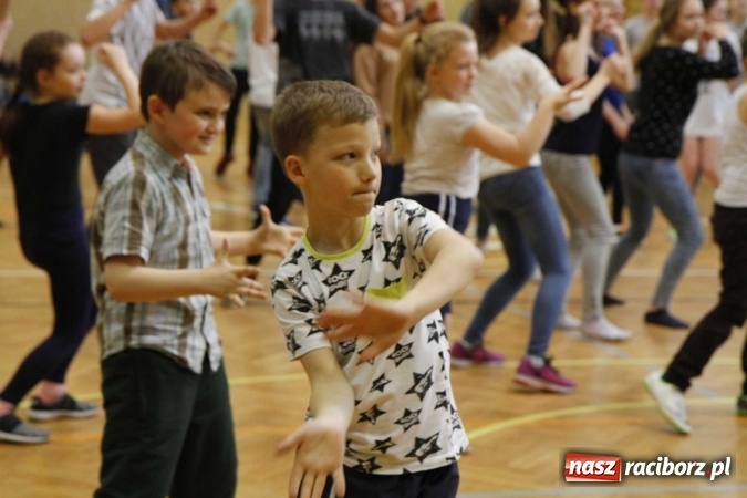 Zdjęcie w galerii na portalu naszraciborz.pl: Światowy Dzień Zdrowia w ZSOMS - fruwające hormony szczęścia wiadomości z regionu