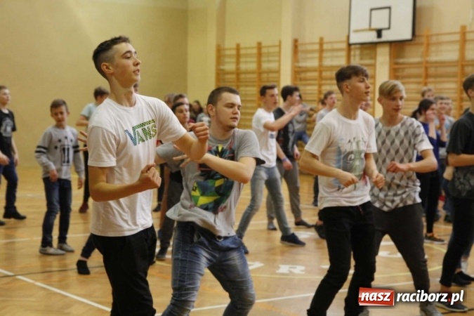 Zdjęcie w galerii na portalu naszraciborz.pl: Światowy Dzień Zdrowia w ZSOMS - fruwające hormony szczęścia wiadomości z regionu