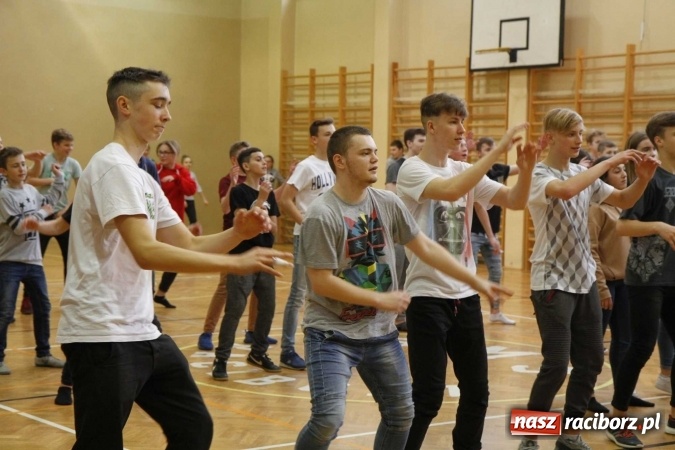 Zdjęcie w galerii na portalu naszraciborz.pl: Światowy Dzień Zdrowia w ZSOMS - fruwające hormony szczęścia wiadomości z regionu