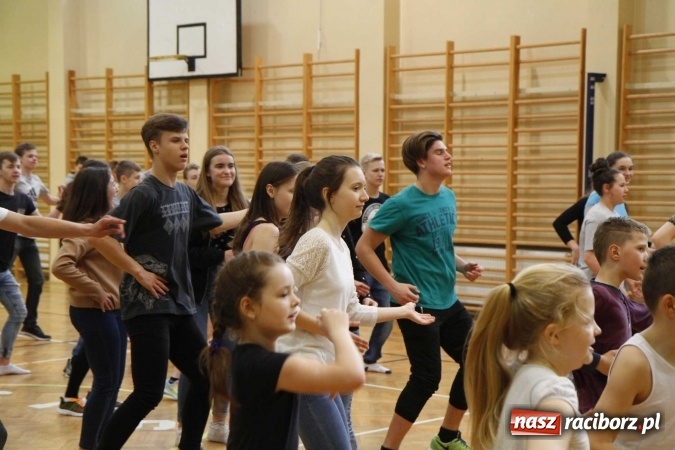 Zdjęcie w galerii na portalu naszraciborz.pl: Światowy Dzień Zdrowia w ZSOMS - fruwające hormony szczęścia wiadomości z regionu