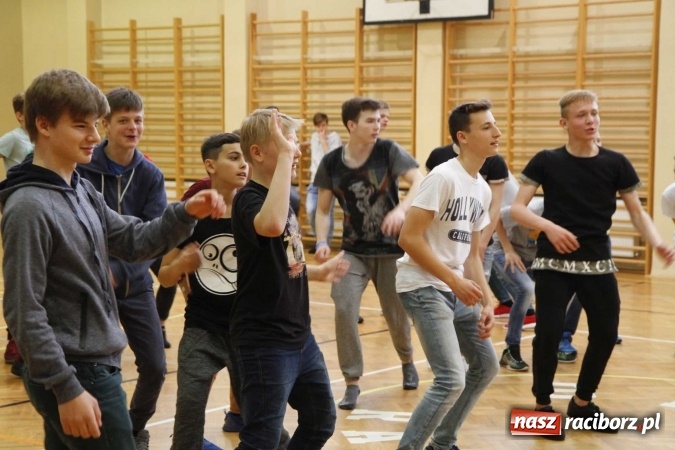 Zdjęcie w galerii na portalu naszraciborz.pl: Światowy Dzień Zdrowia w ZSOMS - fruwające hormony szczęścia wiadomości z regionu