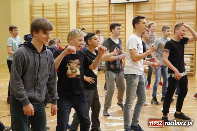 Zdjęcie w galerii na portalu naszraciborz.pl: Światowy Dzień Zdrowia w ZSOMS - fruwające hormony szczęścia wiadomości z regionu