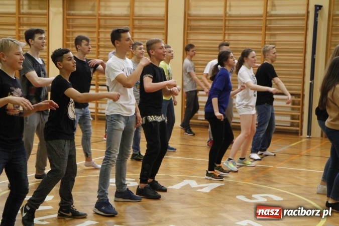 Zdjęcie w galerii na portalu naszraciborz.pl: Światowy Dzień Zdrowia w ZSOMS - fruwające hormony szczęścia wiadomości z regionu