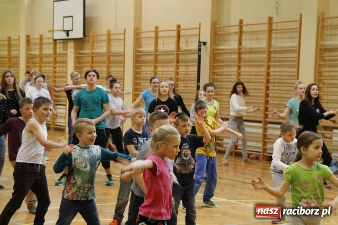 Zdjęcie w galerii na portalu naszraciborz.pl: Światowy Dzień Zdrowia w ZSOMS - fruwające hormony szczęścia wiadomości z regionu
