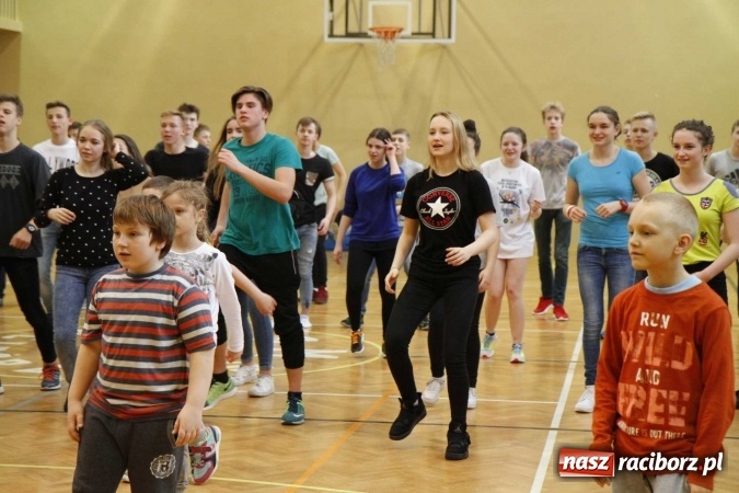 Zdjęcie w galerii na portalu naszraciborz.pl: Światowy Dzień Zdrowia w ZSOMS - fruwające hormony szczęścia wiadomości z regionu