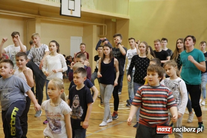 Zdjęcie w galerii na portalu naszraciborz.pl: Światowy Dzień Zdrowia w ZSOMS - fruwające hormony szczęścia wiadomości z regionu