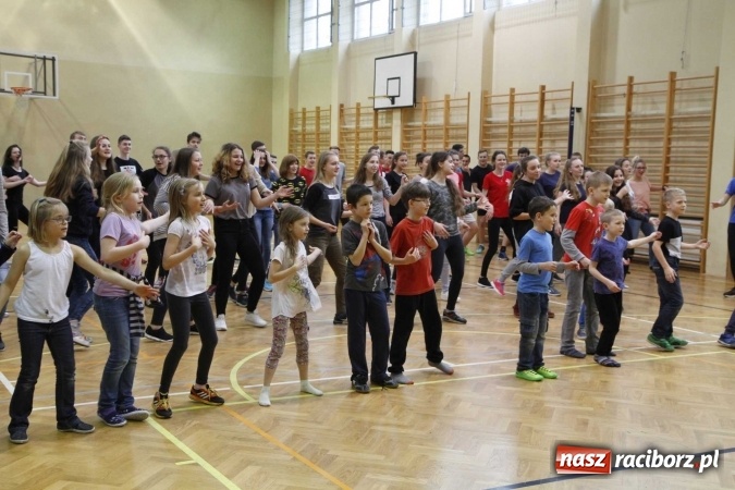 Zdjęcie w galerii na portalu naszraciborz.pl: Światowy Dzień Zdrowia w ZSOMS - fruwające hormony szczęścia wiadomości z regionu