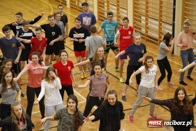 Zdjęcie w galerii na portalu naszraciborz.pl: Światowy Dzień Zdrowia w ZSOMS - fruwające hormony szczęścia wiadomości z regionu