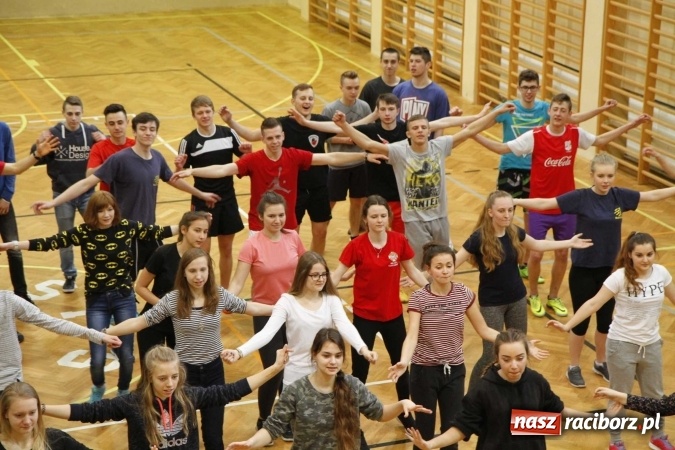 Zdjęcie w galerii na portalu naszraciborz.pl: Światowy Dzień Zdrowia w ZSOMS - fruwające hormony szczęścia wiadomości z regionu