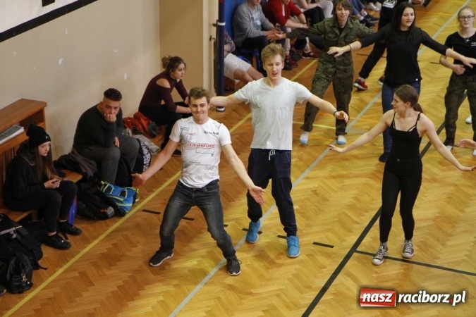 Zdjęcie w galerii na portalu naszraciborz.pl: Światowy Dzień Zdrowia w ZSOMS - fruwające hormony szczęścia wiadomości z regionu