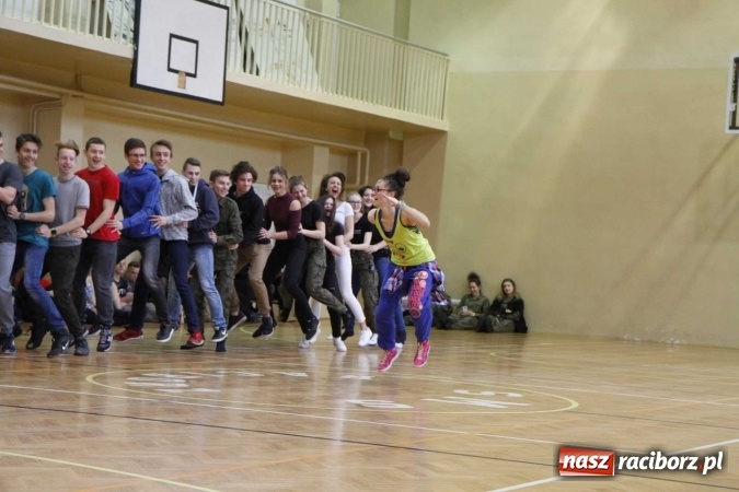 Zdjęcie w galerii na portalu naszraciborz.pl: Światowy Dzień Zdrowia w ZSOMS - fruwające hormony szczęścia wiadomości z regionu