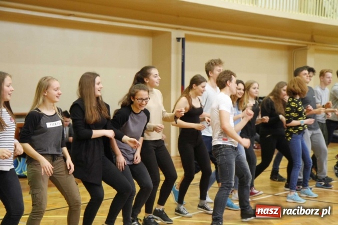 Zdjęcie w galerii na portalu naszraciborz.pl: Światowy Dzień Zdrowia w ZSOMS - fruwające hormony szczęścia wiadomości z regionu