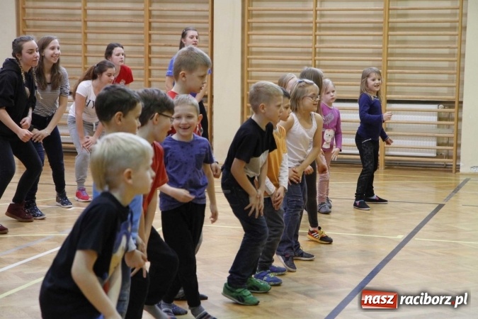 Zdjęcie w galerii na portalu naszraciborz.pl: Światowy Dzień Zdrowia w ZSOMS - fruwające hormony szczęścia wiadomości z regionu