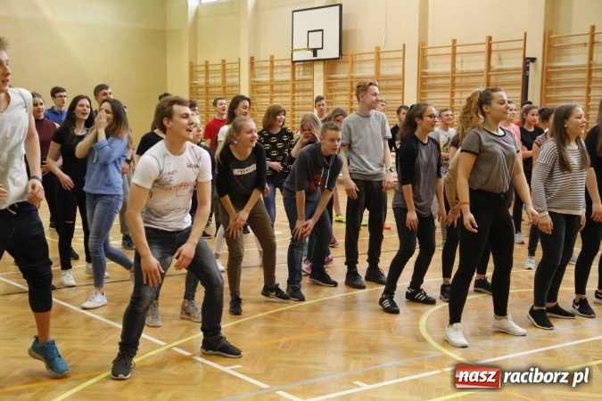 Zdjęcie w galerii na portalu naszraciborz.pl: Światowy Dzień Zdrowia w ZSOMS - fruwające hormony szczęścia wiadomości z regionu