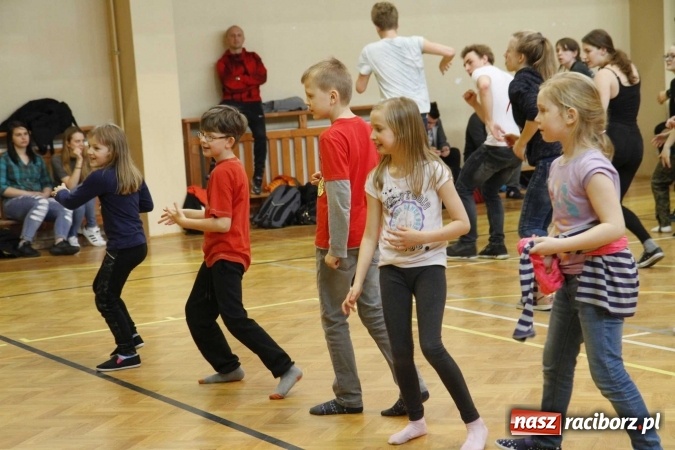 Zdjęcie w galerii na portalu naszraciborz.pl: Światowy Dzień Zdrowia w ZSOMS - fruwające hormony szczęścia wiadomości z regionu