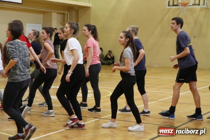 Zdjęcie w galerii na portalu naszraciborz.pl: Światowy Dzień Zdrowia w ZSOMS - fruwające hormony szczęścia wiadomości z regionu