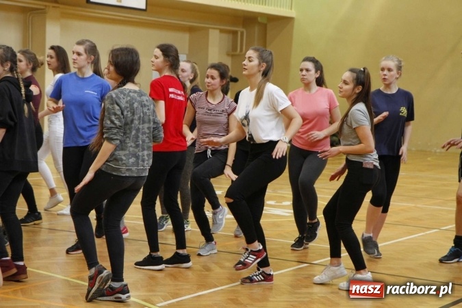 Zdjęcie w galerii na portalu naszraciborz.pl: Światowy Dzień Zdrowia w ZSOMS - fruwające hormony szczęścia wiadomości z regionu