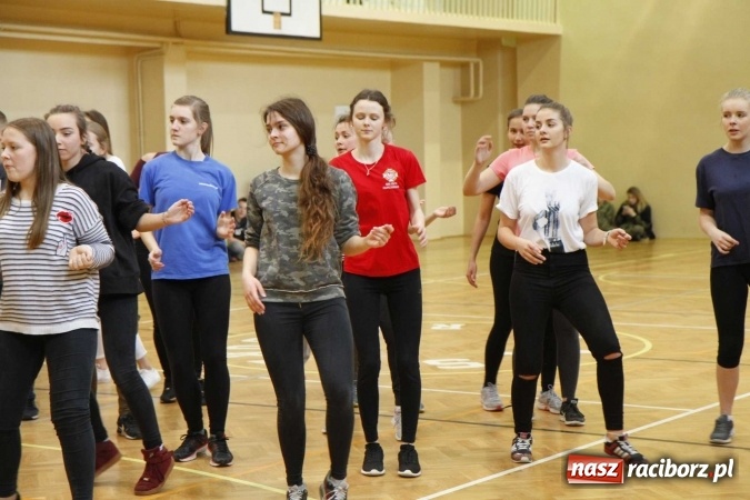 Zdjęcie w galerii na portalu naszraciborz.pl: Światowy Dzień Zdrowia w ZSOMS - fruwające hormony szczęścia wiadomości z regionu