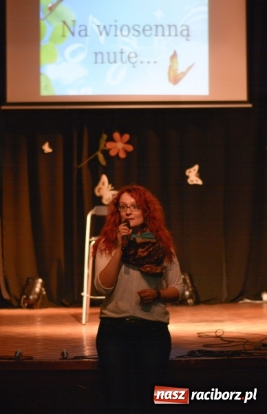 Zdjęcie w galerii na portalu naszraciborz.pl: Na wiosenną nutę na scenie w MDK wiadomości z regionu