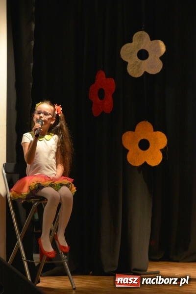 Zdjęcie w galerii na portalu naszraciborz.pl: Na wiosenną nutę na scenie w MDK wiadomości z regionu