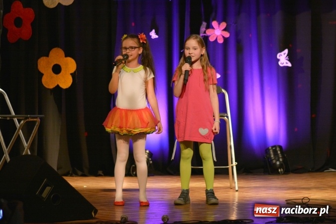 Zdjęcie w galerii na portalu naszraciborz.pl: Na wiosenną nutę na scenie w MDK wiadomości z regionu