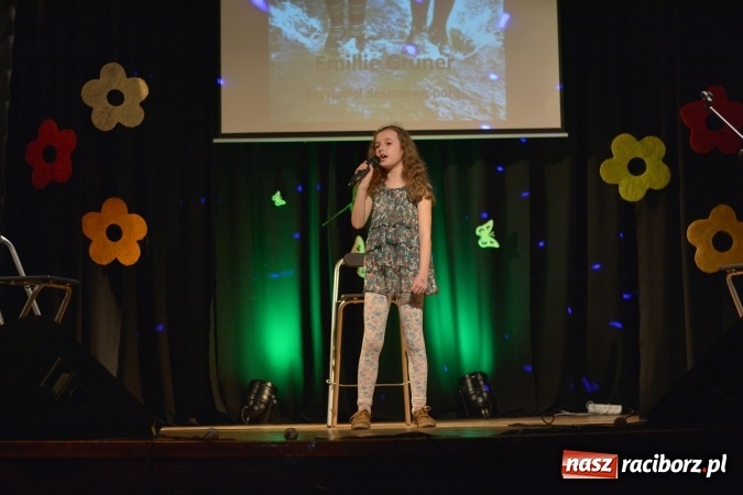 Zdjęcie w galerii na portalu naszraciborz.pl: Na wiosenną nutę na scenie w MDK wiadomości z regionu