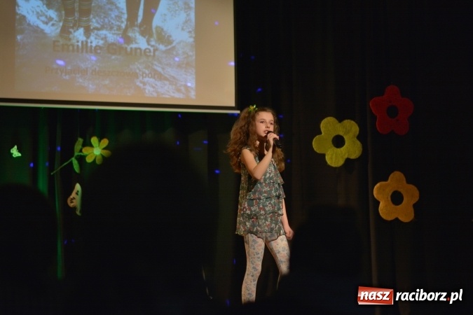 Zdjęcie w galerii na portalu naszraciborz.pl: Na wiosenną nutę na scenie w MDK wiadomości z regionu