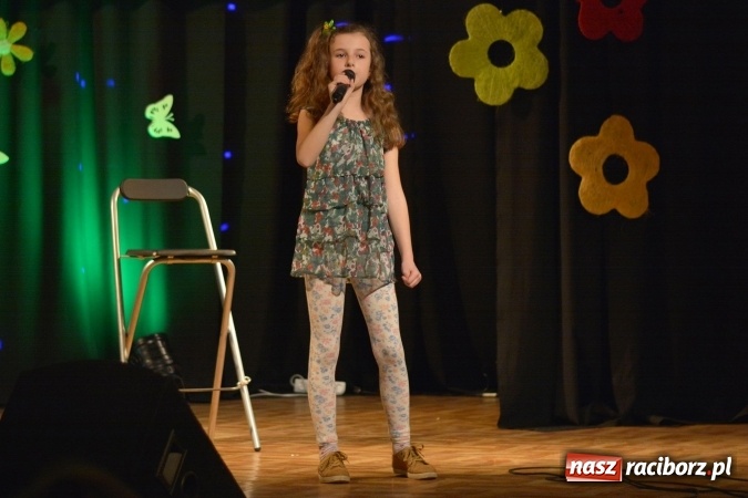 Zdjęcie w galerii na portalu naszraciborz.pl: Na wiosenną nutę na scenie w MDK wiadomości z regionu