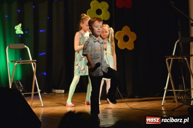 Zdjęcie w galerii na portalu naszraciborz.pl: Na wiosenną nutę na scenie w MDK wiadomości z regionu