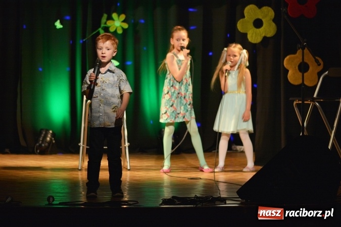 Zdjęcie w galerii na portalu naszraciborz.pl: Na wiosenną nutę na scenie w MDK wiadomości z regionu