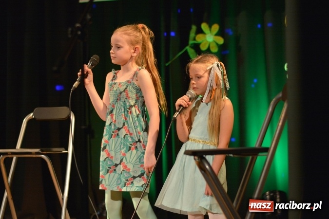 Zdjęcie w galerii na portalu naszraciborz.pl: Na wiosenną nutę na scenie w MDK wiadomości z regionu