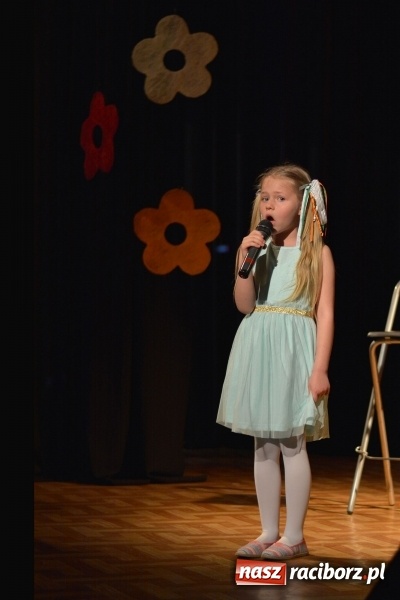 Zdjęcie w galerii na portalu naszraciborz.pl: Na wiosenną nutę na scenie w MDK wiadomości z regionu