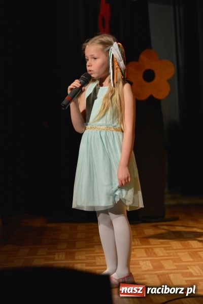 Zdjęcie w galerii na portalu naszraciborz.pl: Na wiosenną nutę na scenie w MDK wiadomości z regionu