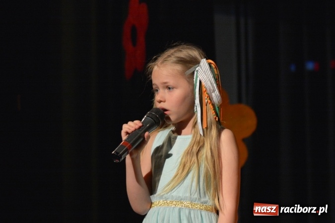 Zdjęcie w galerii na portalu naszraciborz.pl: Na wiosenną nutę na scenie w MDK wiadomości z regionu