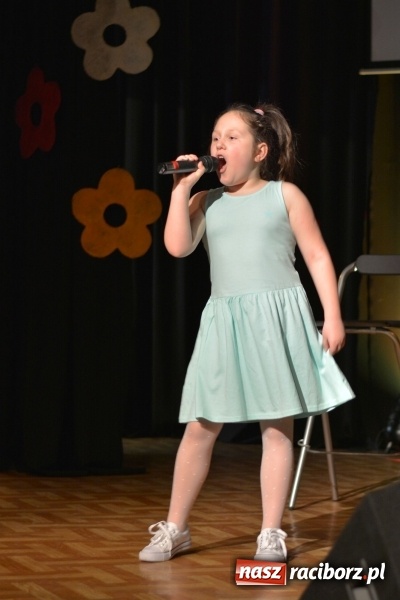 Zdjęcie w galerii na portalu naszraciborz.pl: Na wiosenną nutę na scenie w MDK wiadomości z regionu