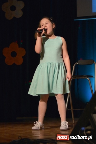 Zdjęcie w galerii na portalu naszraciborz.pl: Na wiosenną nutę na scenie w MDK wiadomości z regionu