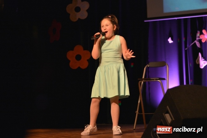 Zdjęcie w galerii na portalu naszraciborz.pl: Na wiosenną nutę na scenie w MDK wiadomości z regionu