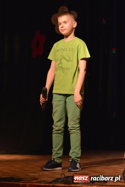 Zdjęcie w galerii na portalu naszraciborz.pl: Na wiosenną nutę na scenie w MDK wiadomości z regionu