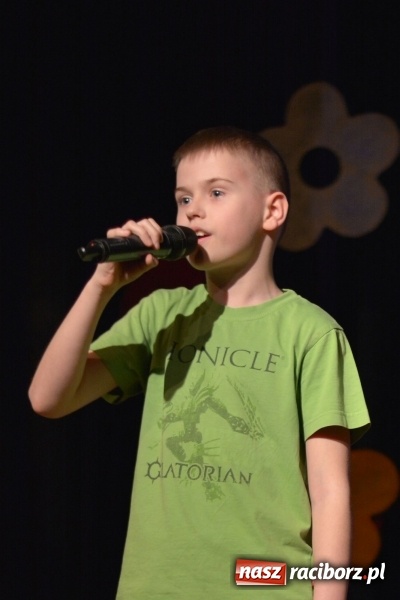 Zdjęcie w galerii na portalu naszraciborz.pl: Na wiosenną nutę na scenie w MDK wiadomości z regionu