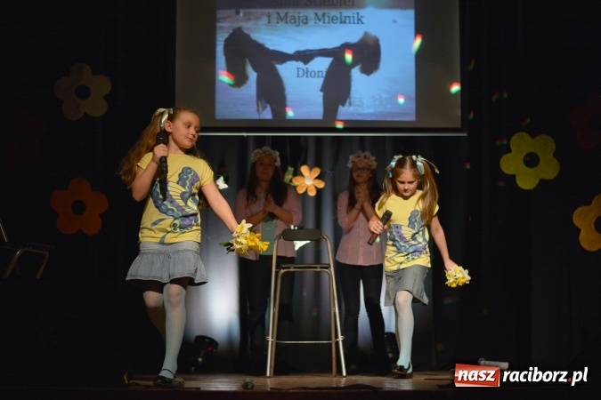 Zdjęcie w galerii na portalu naszraciborz.pl: Na wiosenną nutę na scenie w MDK wiadomości z regionu